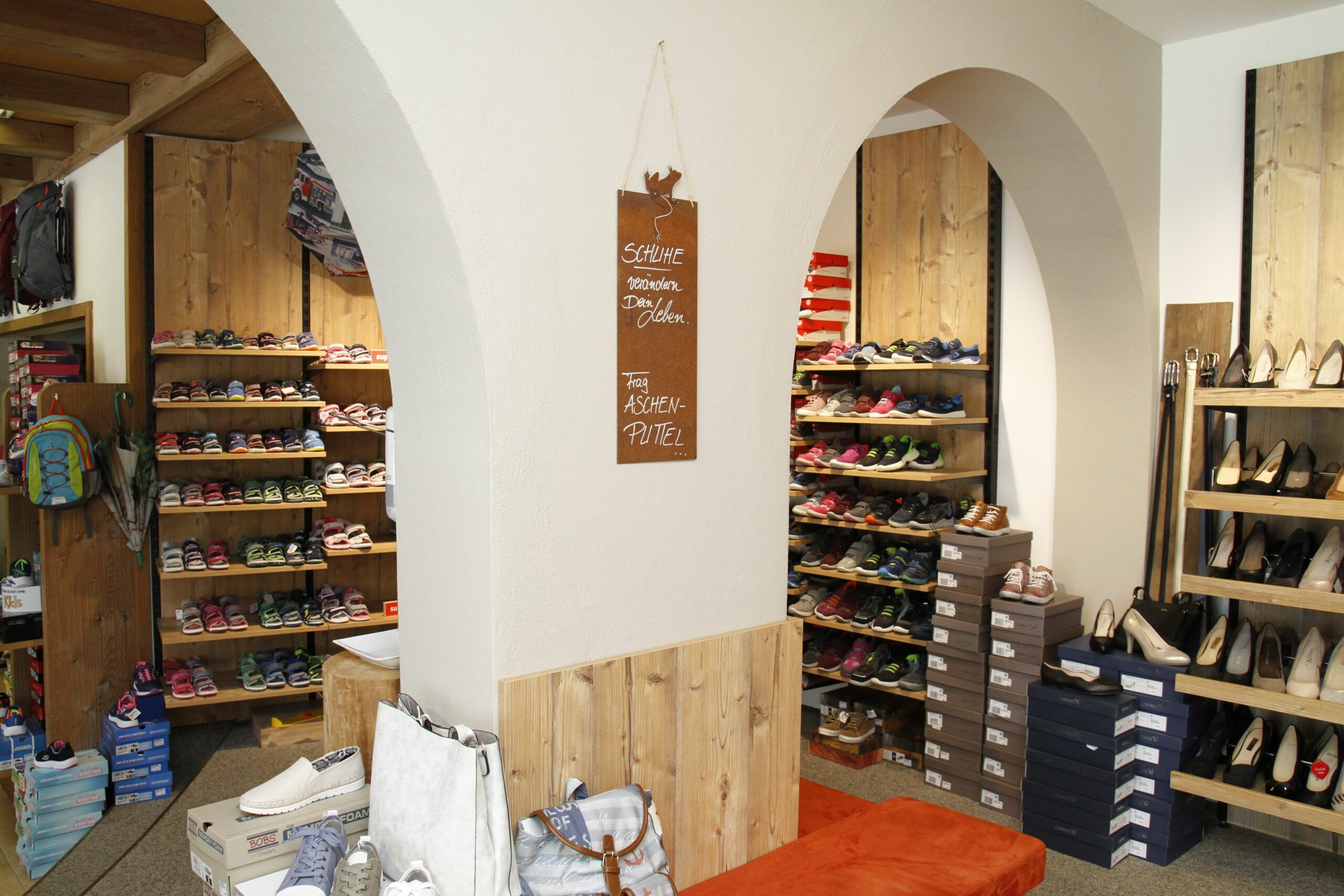 Kinder- und Schuhbereich im Schuhhaus Schermer