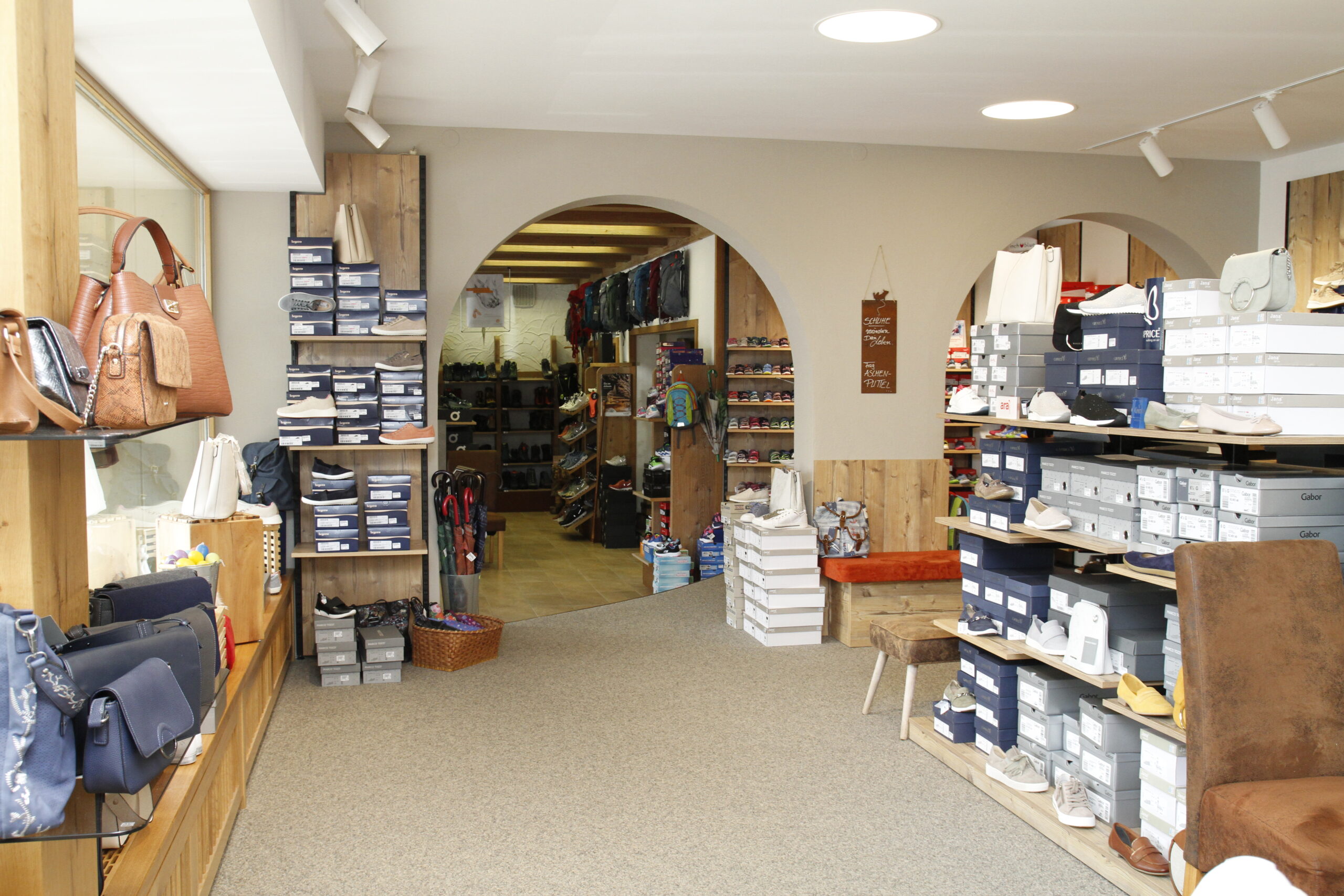 Verkaufsraum mit großer Auswahl im Schuhhaus Schermer